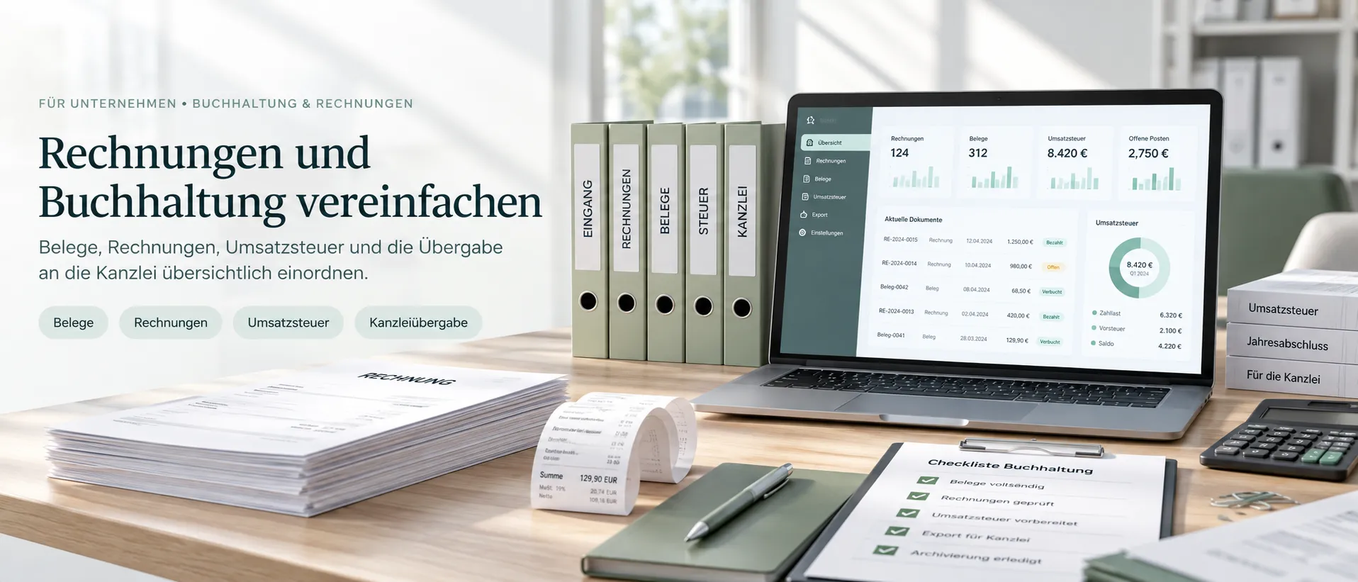Schreibtisch mit Ordnerreihe, Belegstapel, Kassenrolle und einem Buchhaltungsbildschirm; daneben eine abgehakte Checkliste.