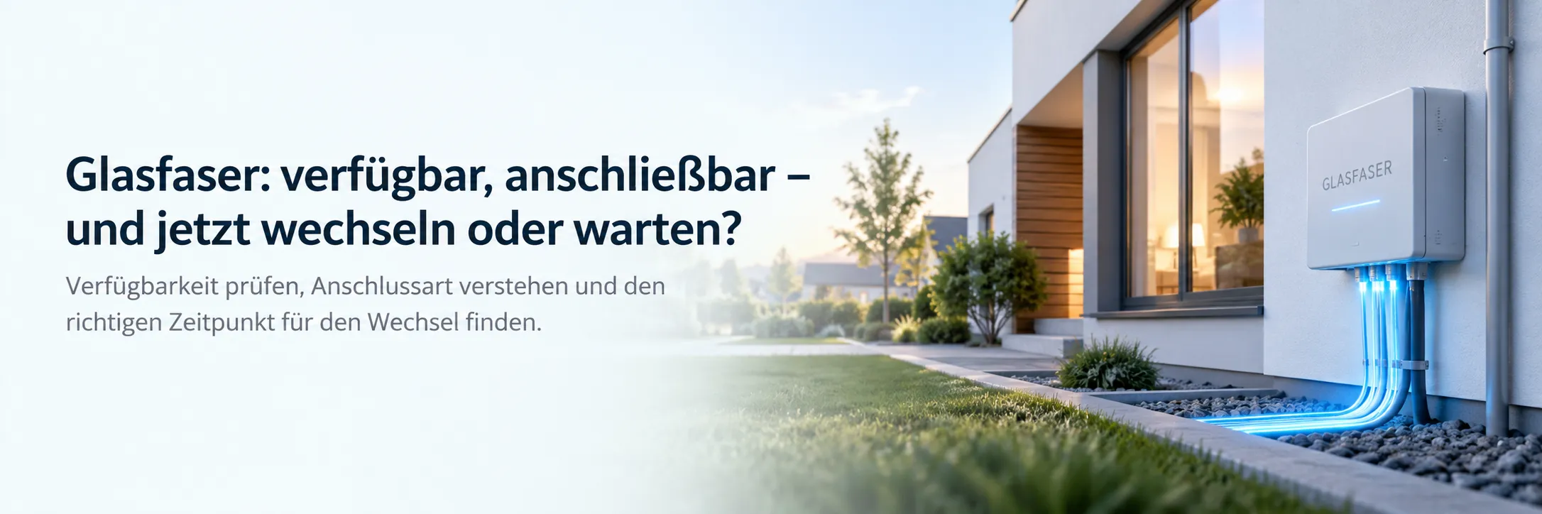 Glasfaser-Hausanschluss an einer Hauswand, blau leuchtende Leitungen fuehren ins Erdreich; im Bild die Ueberschrift dieser Seite