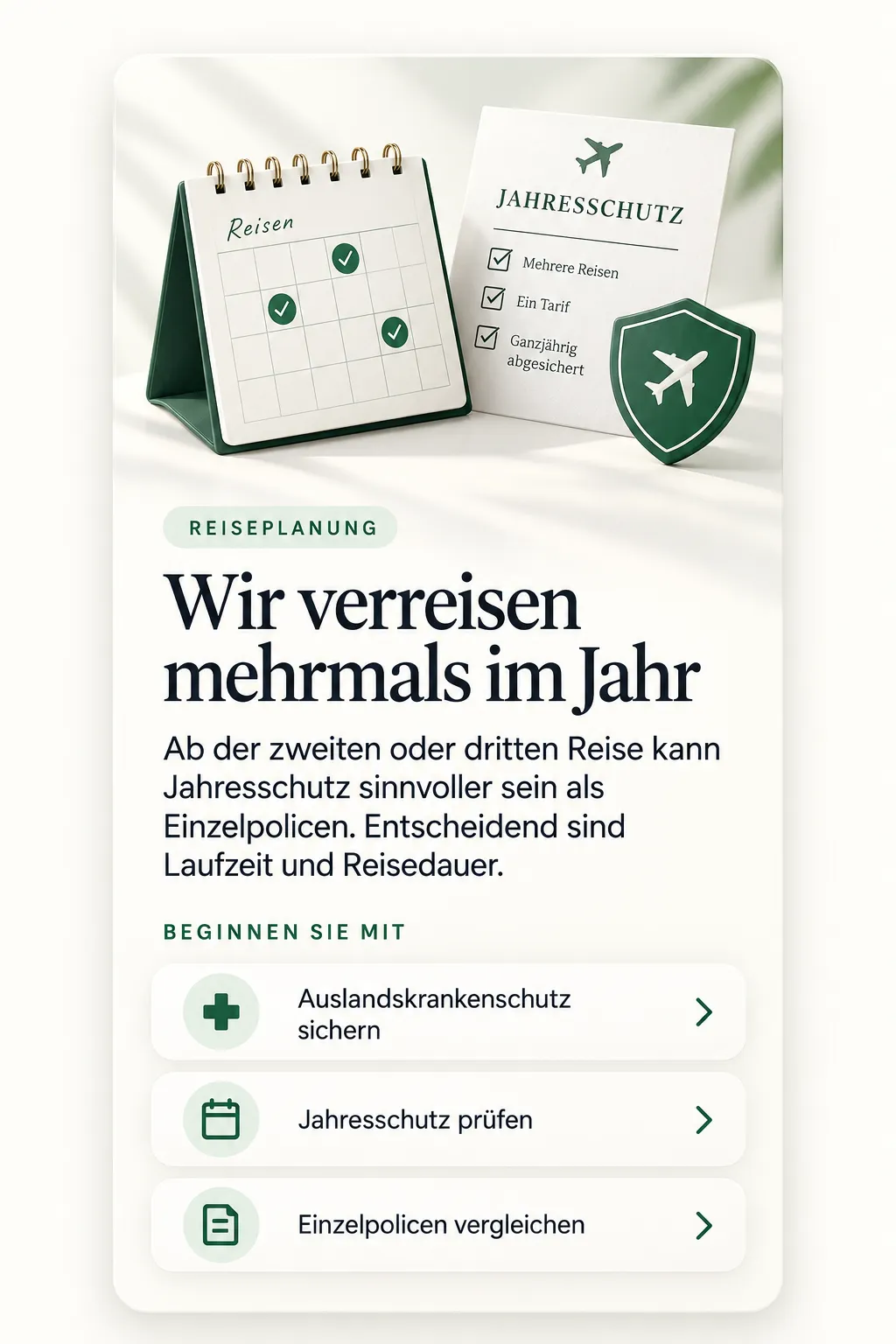Ein Tischkalender mit drei abgehakten Reiseterminen, eine Karte mit der Aufschrift Jahresschutz und ein grünes Schild mit Flugzeugsymbol